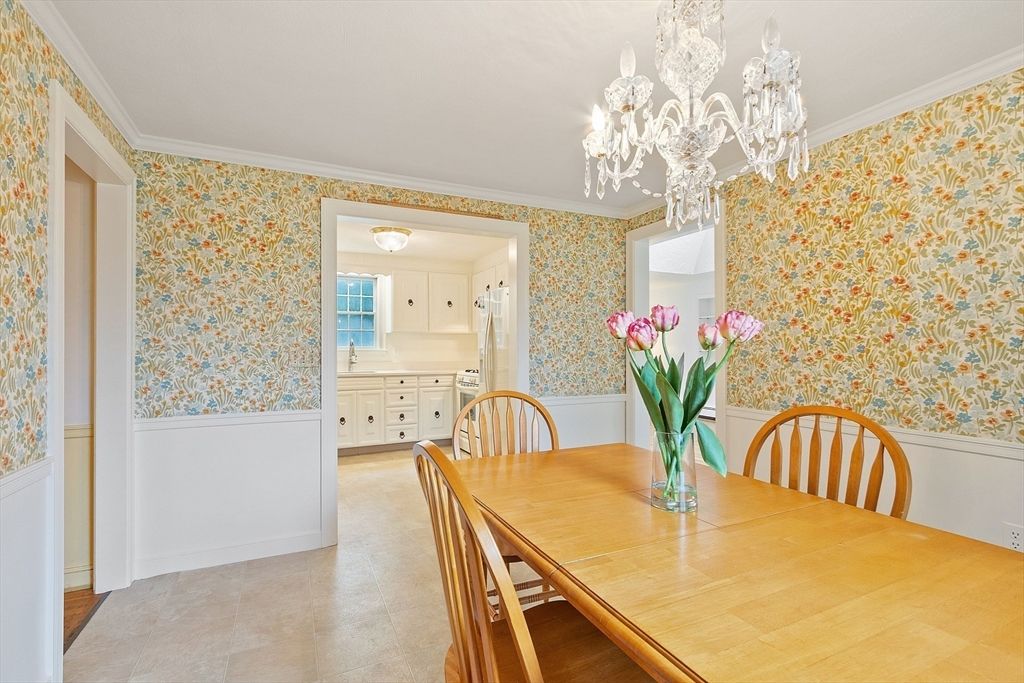 Chandelier, Dining room, Interior, Kitchen