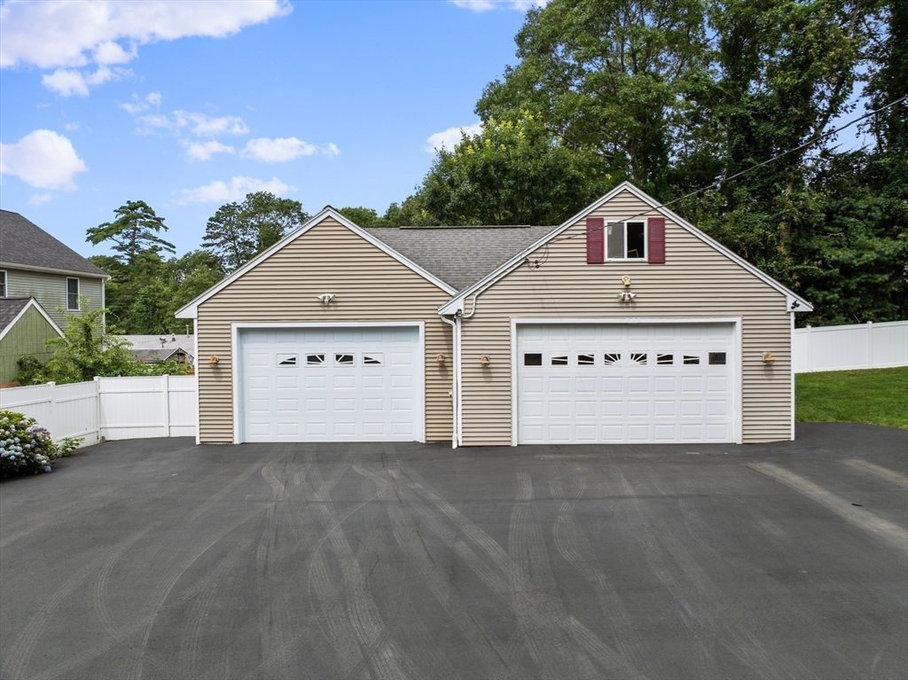Attached, Exterior, Facade, Ranch