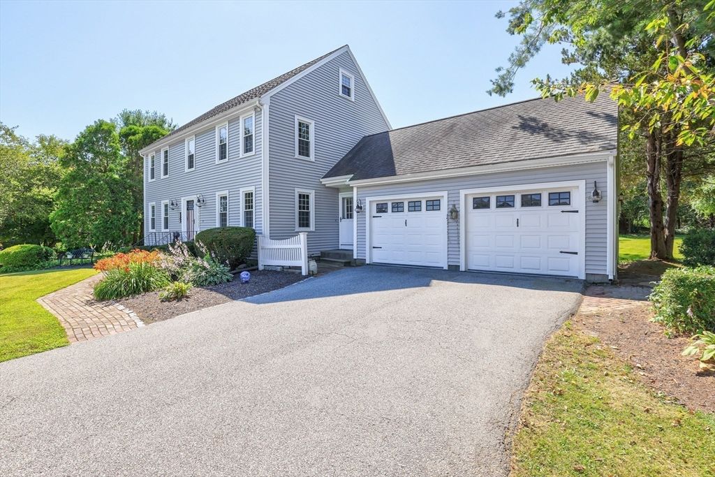 Attached, Exterior, Facade, Cape Cod