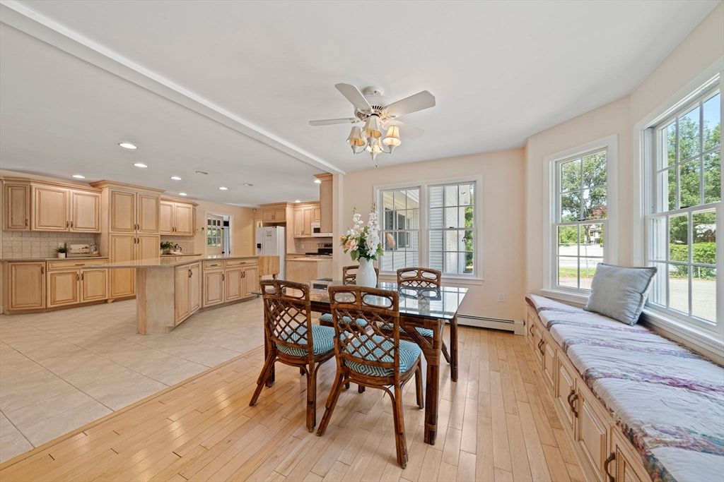 Dining room, Interior, Kitchen, Recessed Lighting, Wood Texture Flooring