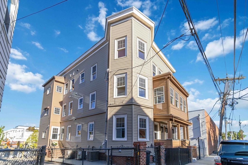 Exterior, Facade, Rowhouse