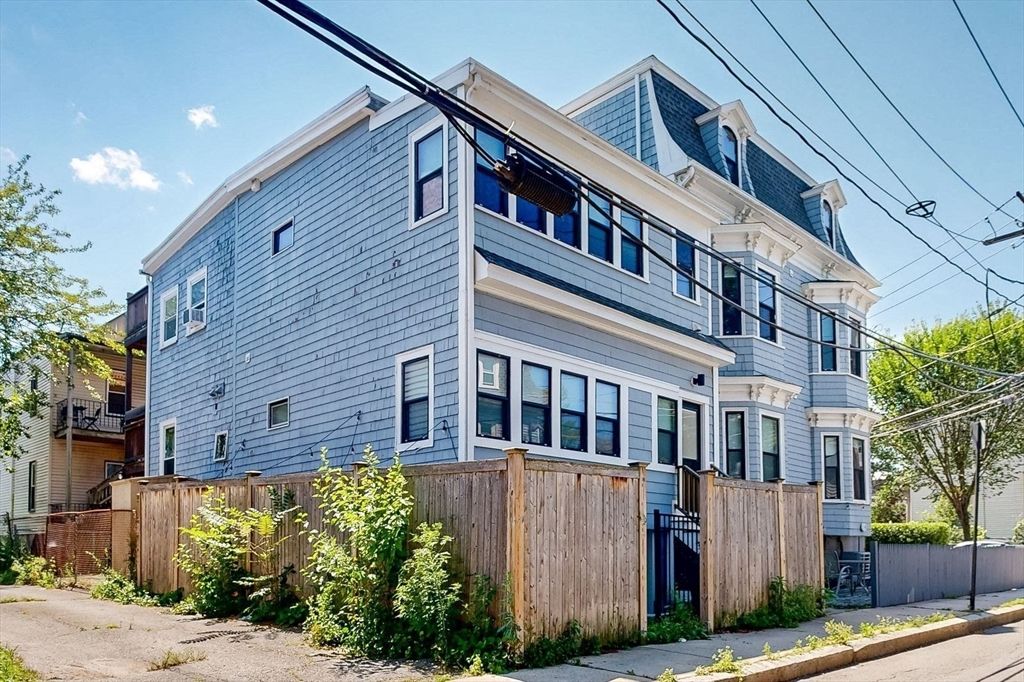 Exterior, Facade, Rowhouse