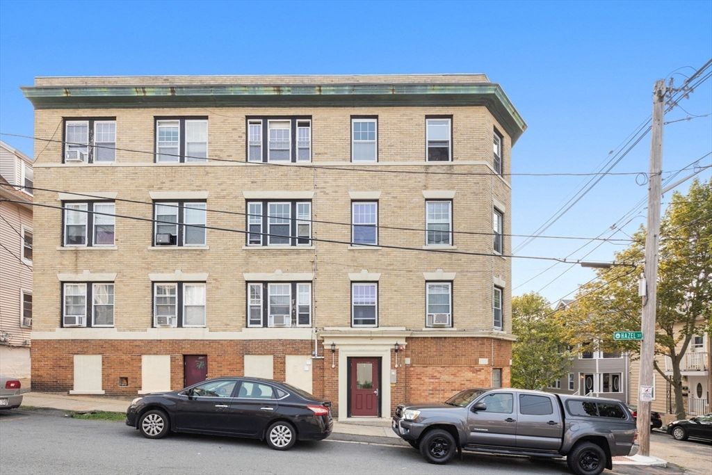 Exterior, Facade, Brick Facade, Rowhouse
