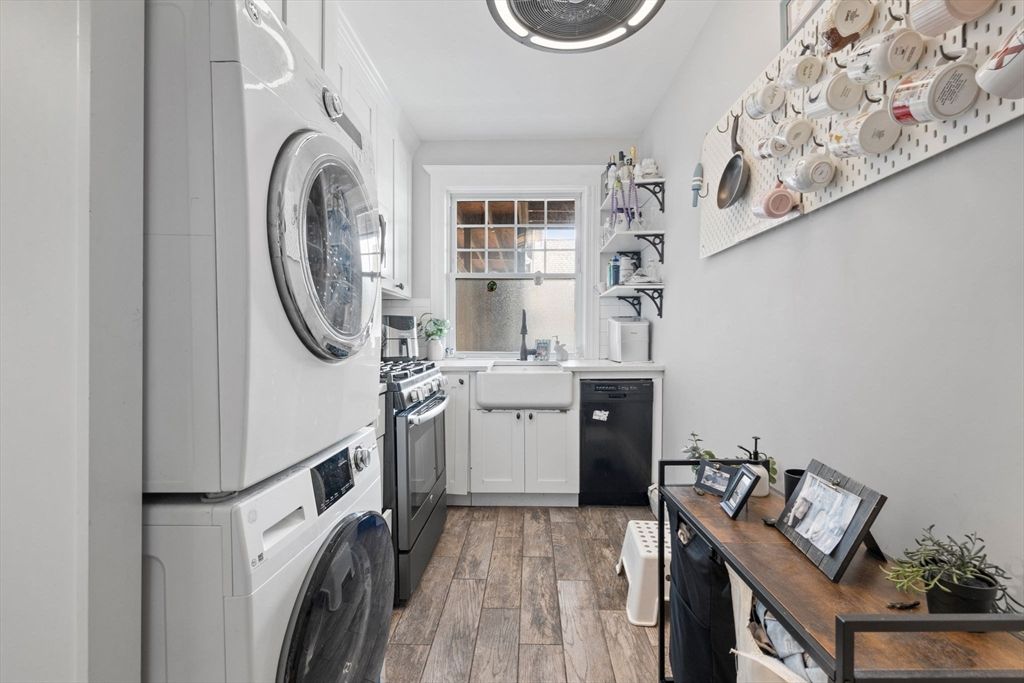 Interior, Kitchen, Washer, Wood Texture Flooring
