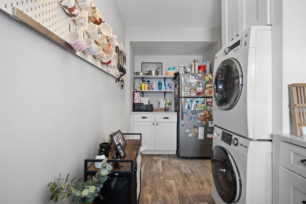 Interior, Utility Closets, Washer, Wood Texture Flooring