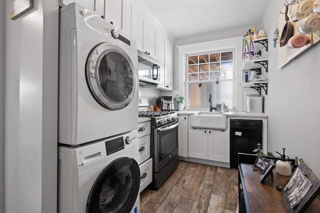 Interior, Kitchen, Washer, Wood Texture Flooring
