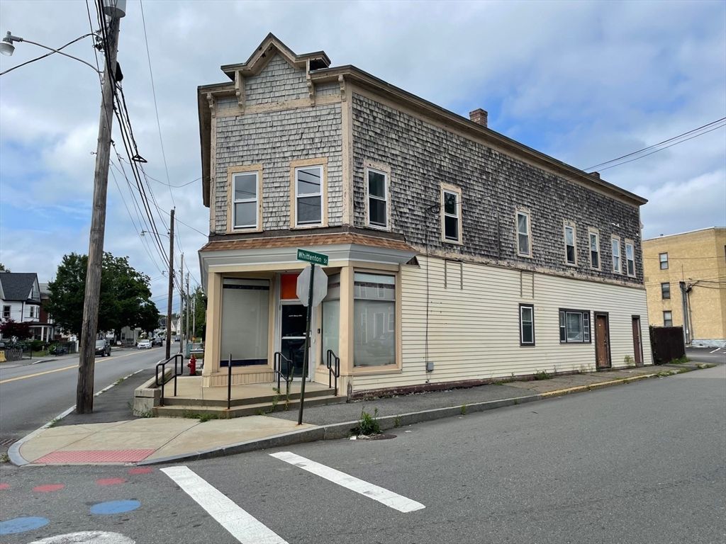 Exterior, Facade, Rowhouse