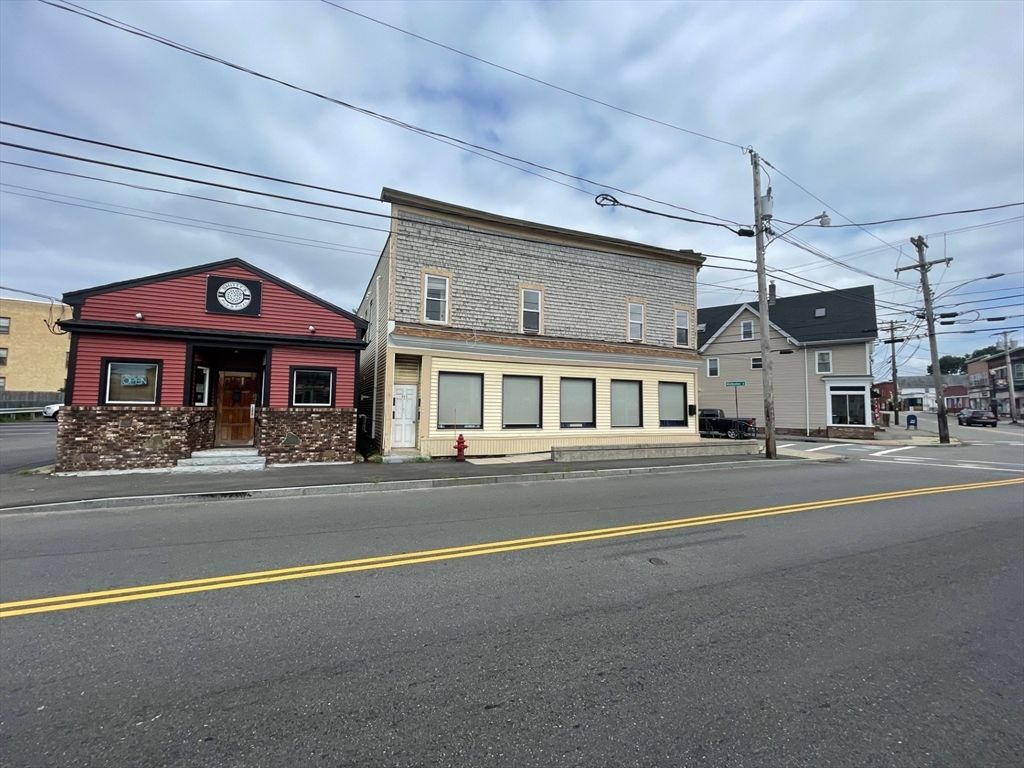 Exterior, Facade, Rowhouse