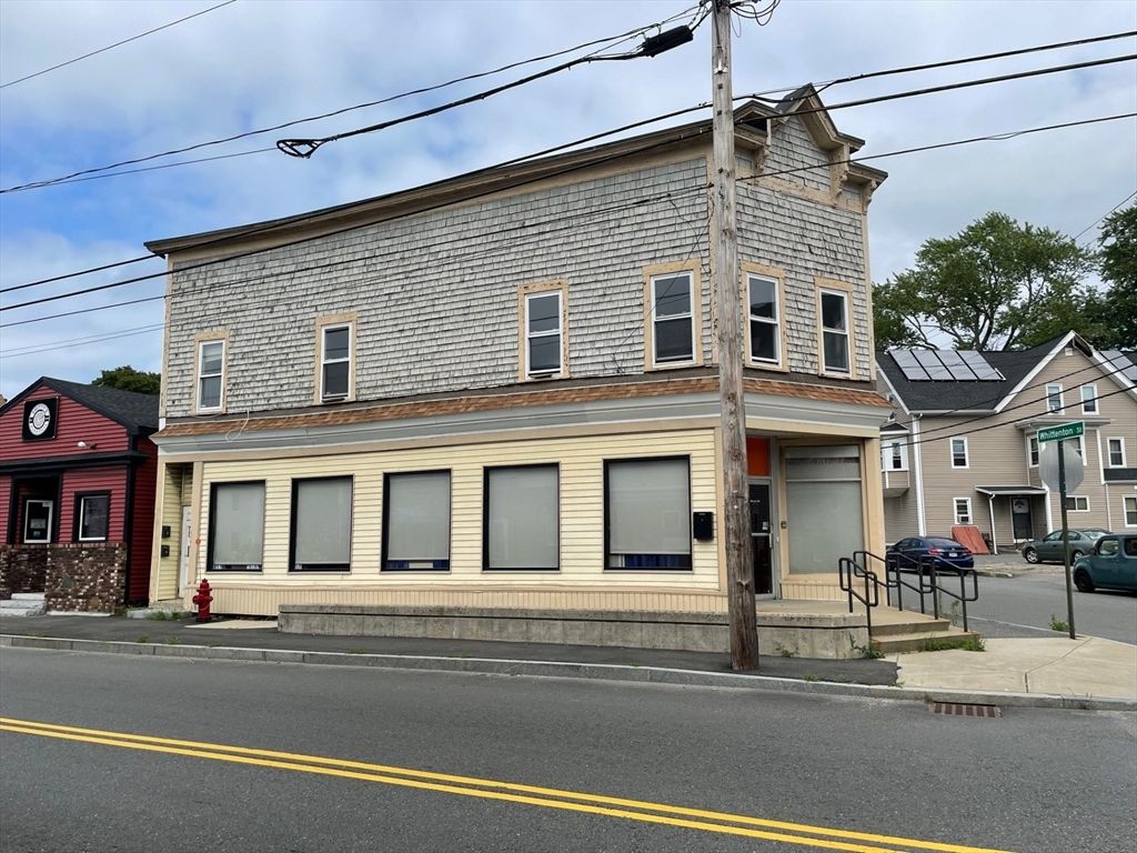 Exterior, Facade, Solar Panels, Rowhouse