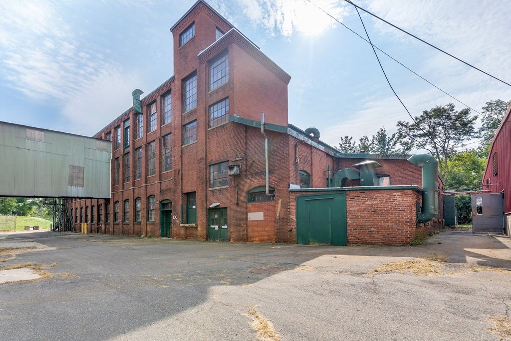 Exterior, Facade, Brick Facade, Rowhouse