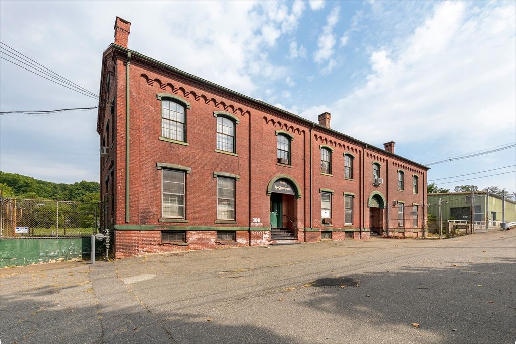 Exterior, Facade, Brick Facade, Chicago School