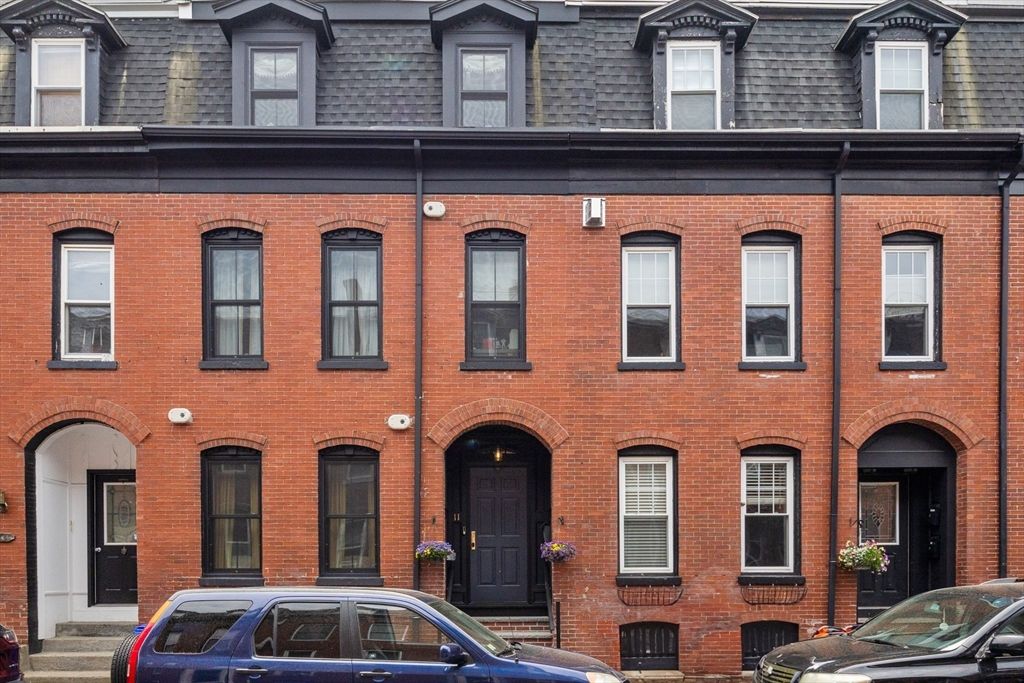 Exterior, Facade, Brick Facade, Rowhouse