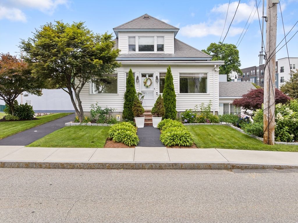 Exterior, Facade, American Foursquare