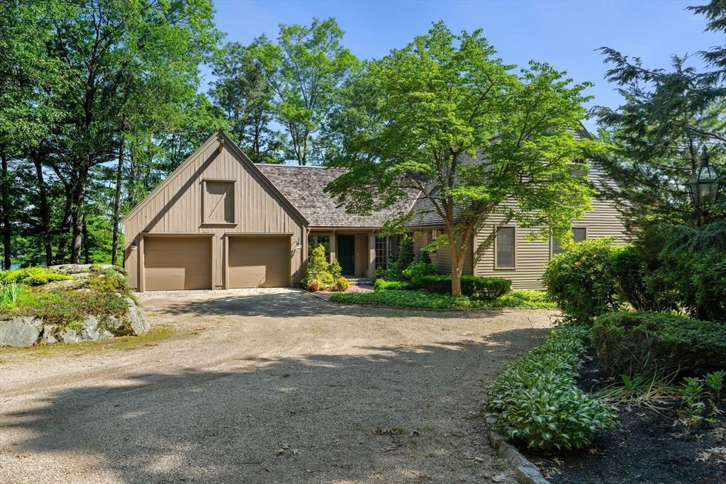 Attached, Exterior, Facade, Tudor Revival