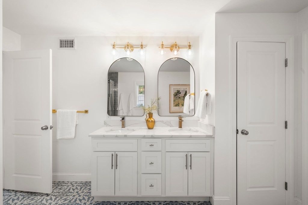 Bathroom, Dual Sink Vanities, Interior