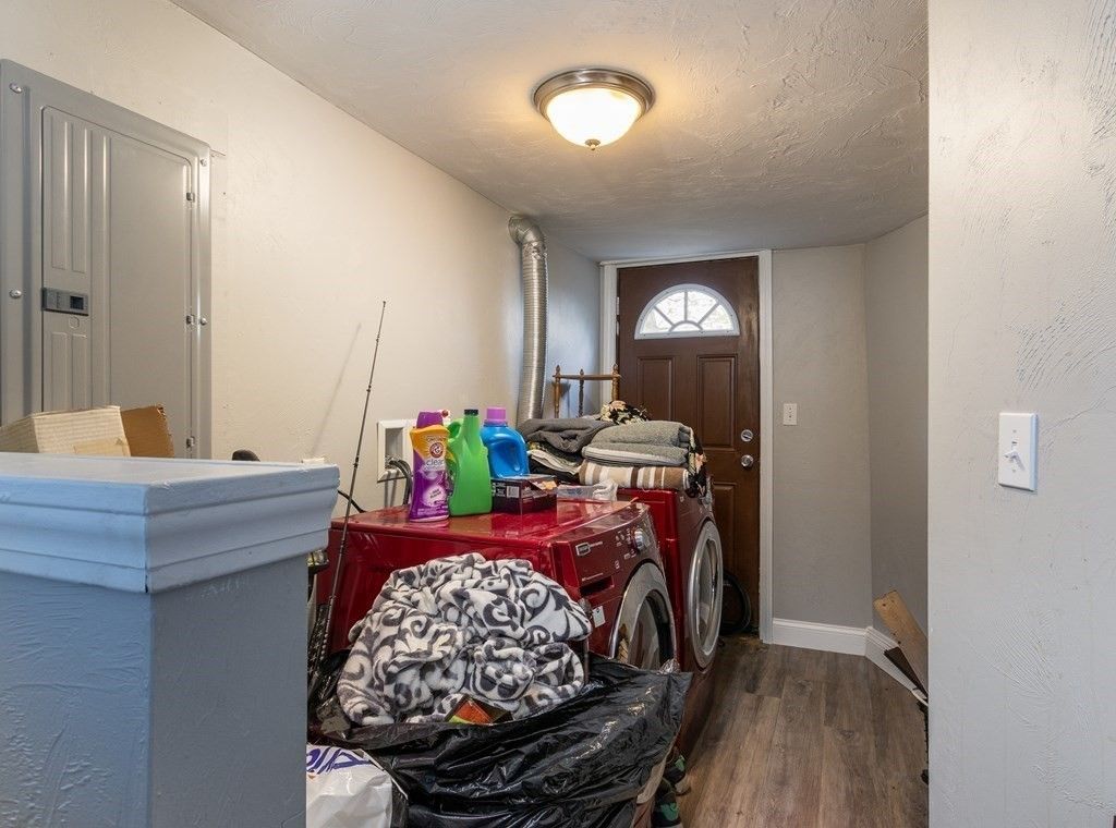 Interior, Washer, Wood Texture Flooring