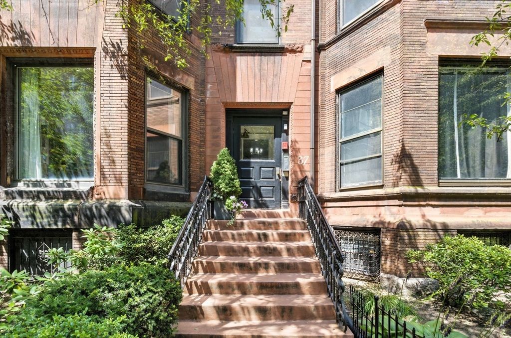 Exterior, Facade, Brick Facade, Rowhouse