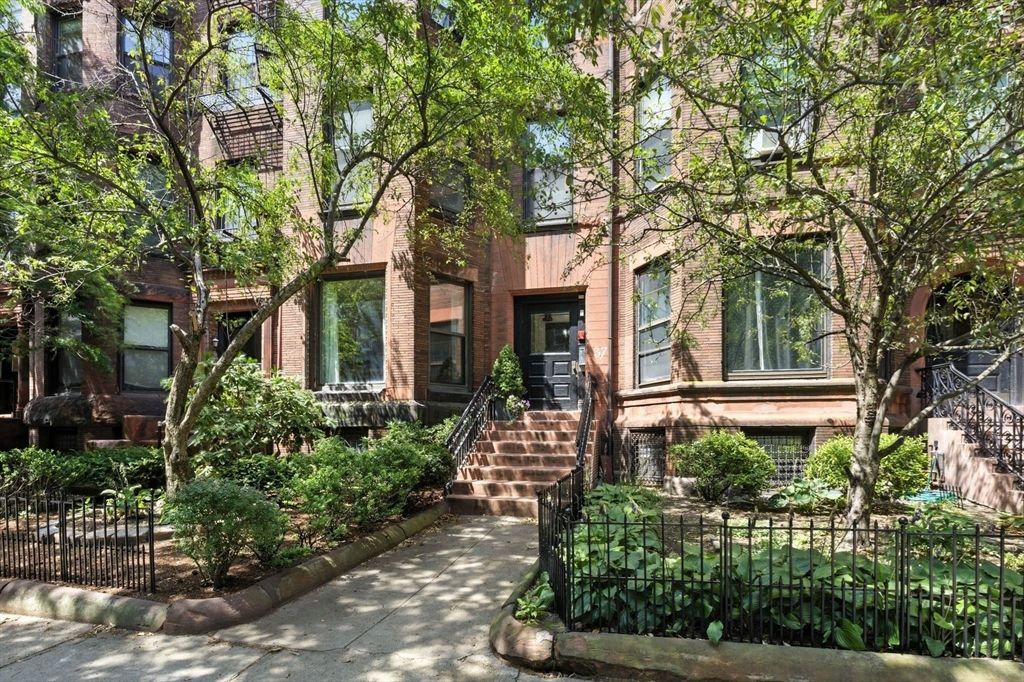 Exterior, Facade, Brick Facade, Rowhouse