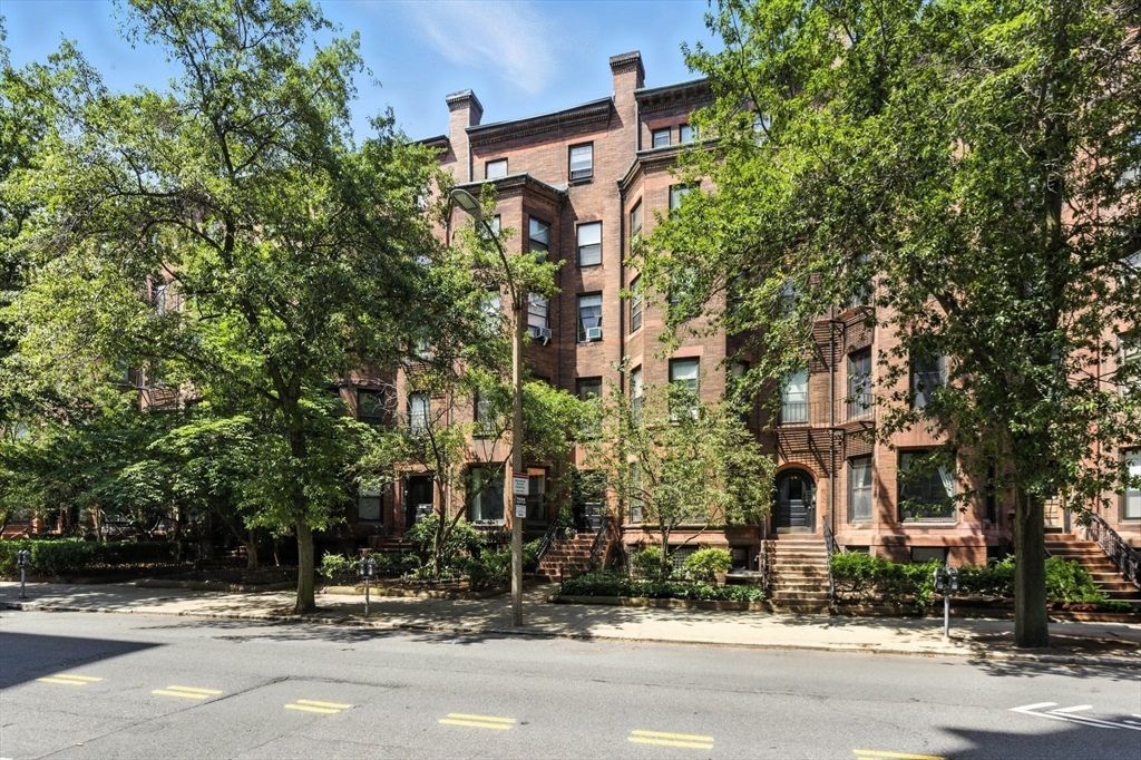 Exterior, Facade, Rowhouse
