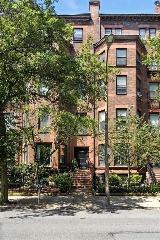 Exterior, Facade, Brick Facade, Rowhouse