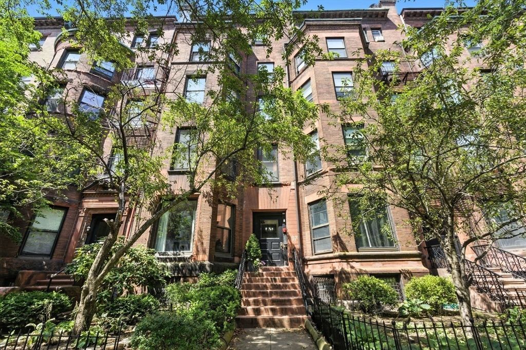 Exterior, Facade, Brick Facade, Rowhouse