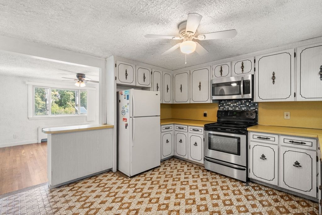Interior, Kitchen, Washer, Wood Texture Flooring