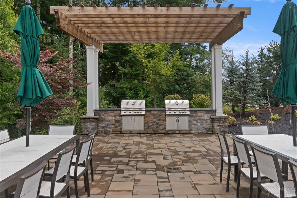 Exterior, Outdoor Kitchen