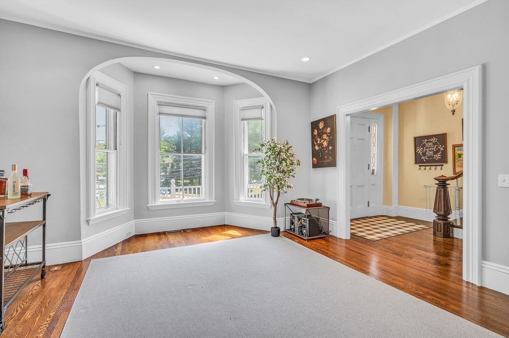Interior, Recessed Lighting, Wood Texture Flooring