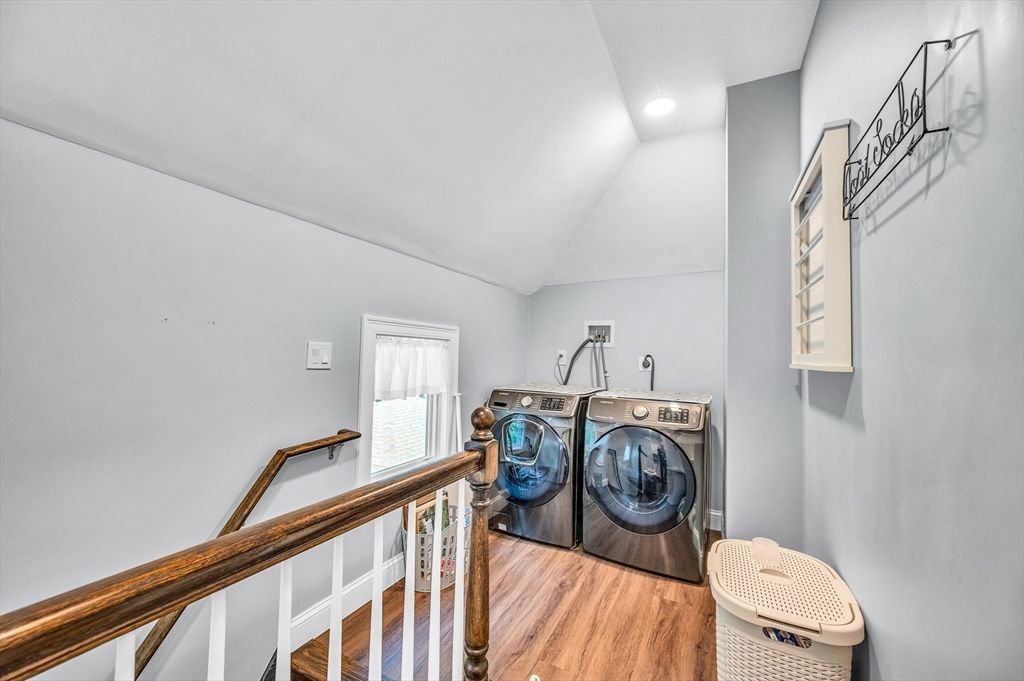 Interior, Recessed Lighting, Washer, Wood Texture Flooring