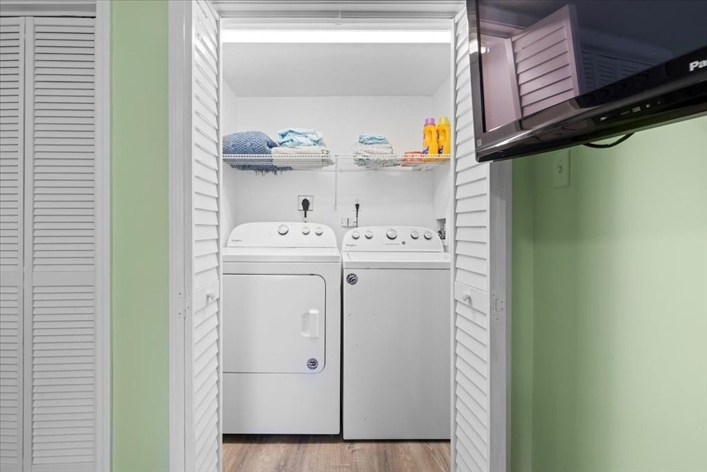 Interior, Utility Closets, Washer, Wood Texture Flooring