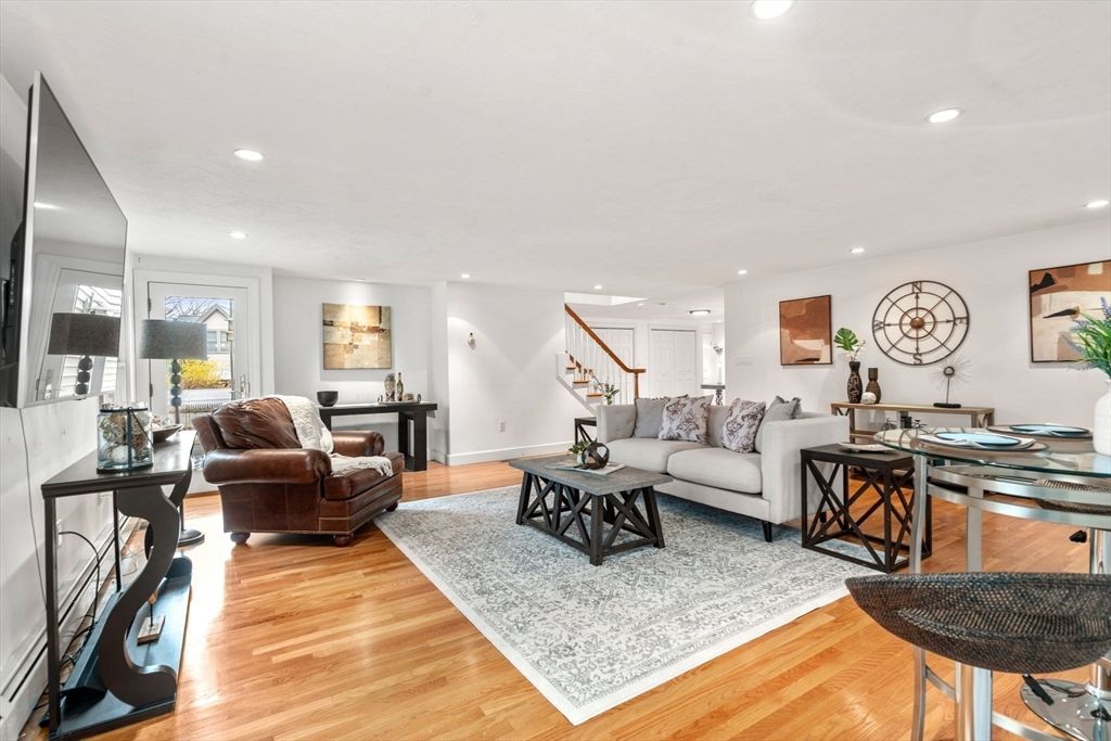 Interior, Living room, Recessed Lighting, Wood Texture Flooring