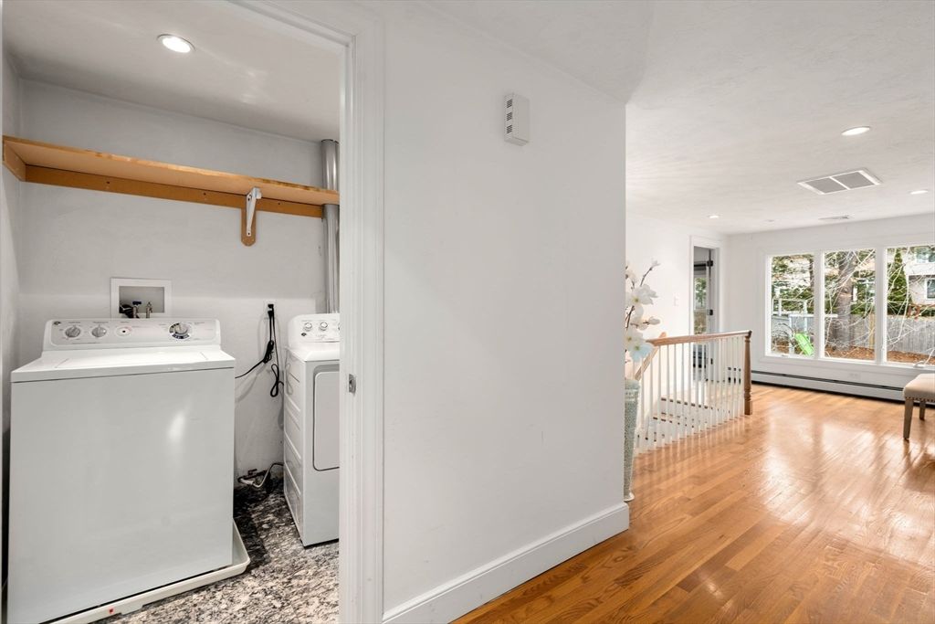 Interior, Recessed Lighting, Washer, Wood Texture Flooring