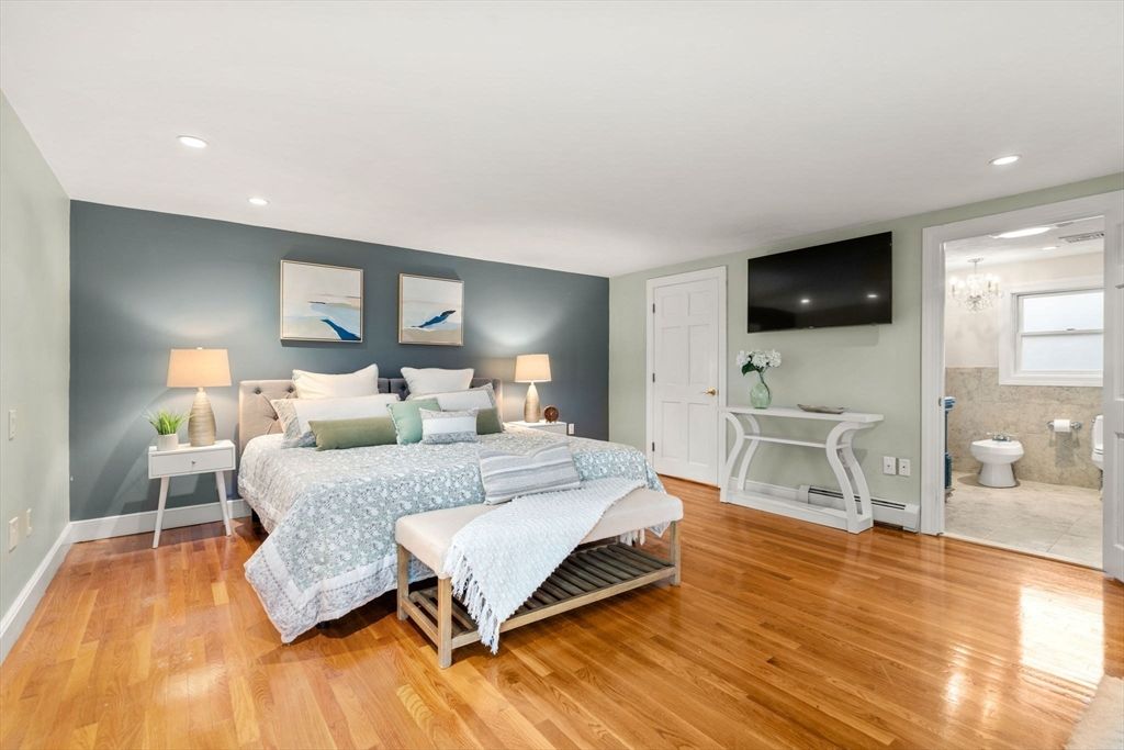 Bathroom, Bedroom, Interior, Recessed Lighting, Wood Texture Flooring