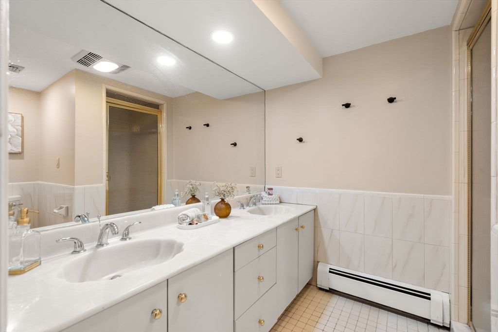Bathroom, Dual Sink Vanities, Interior, Recessed Lighting