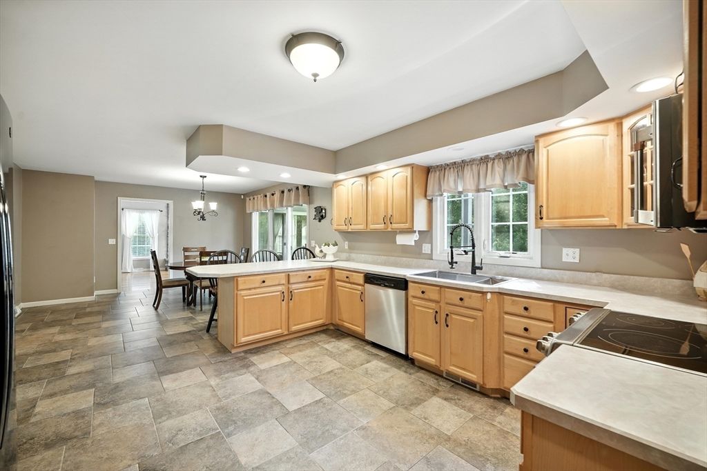 Chandelier, Dining room, Interior, Kitchen, Recessed Lighting, Stainless Steel Appliances