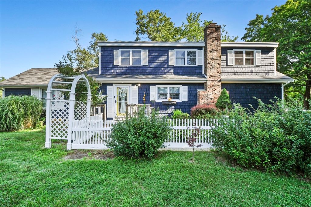 Exterior, Facade, Split Level