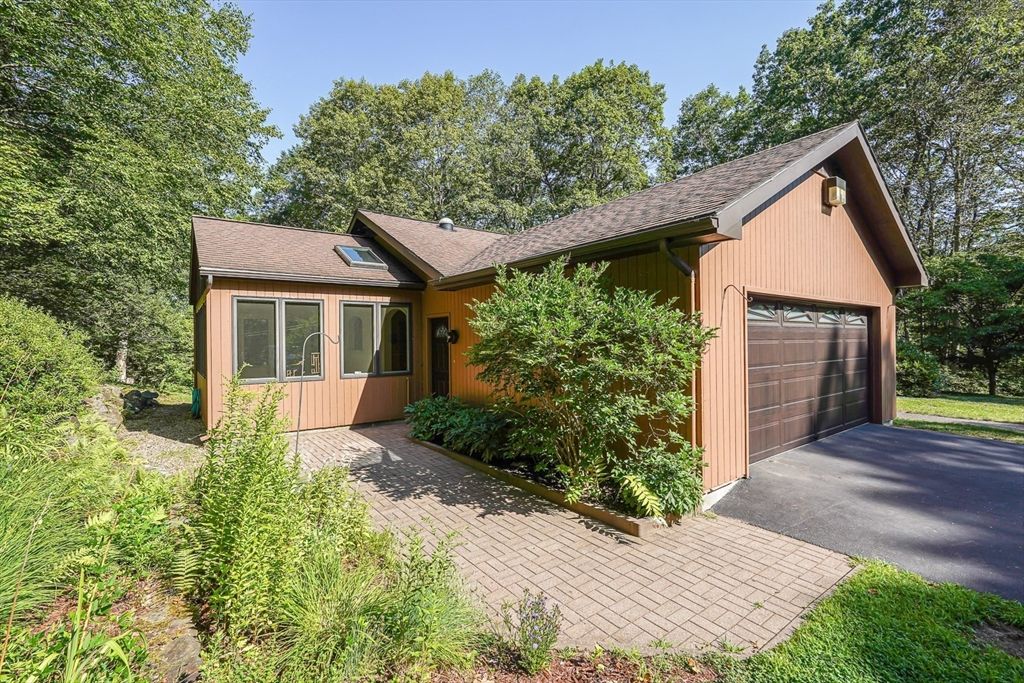 Attached, Exterior, Facade, Ranch