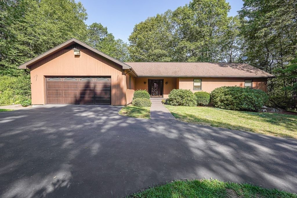 Attached, Exterior, Facade, Ranch