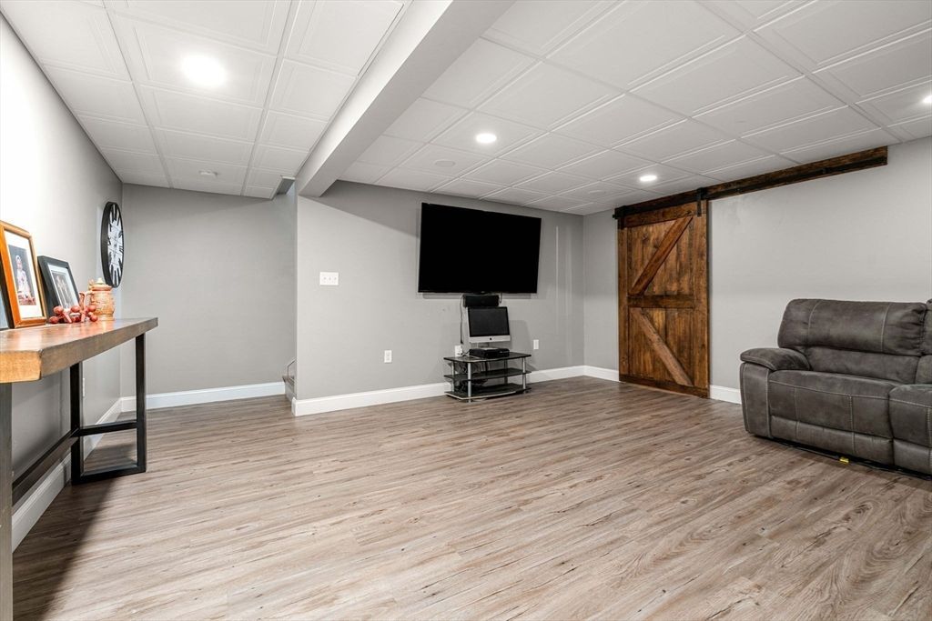 Interior, Recessed Lighting, Wood Texture Flooring