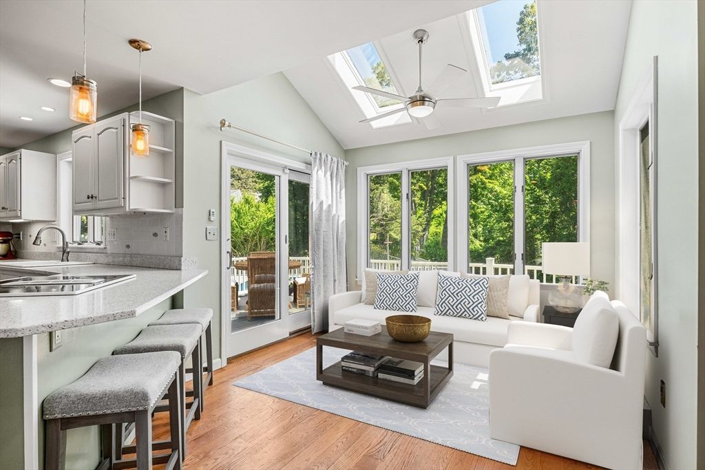 Interior, Kitchen, Living room, Pendant Lights, Recessed Lighting, Wood Texture Flooring