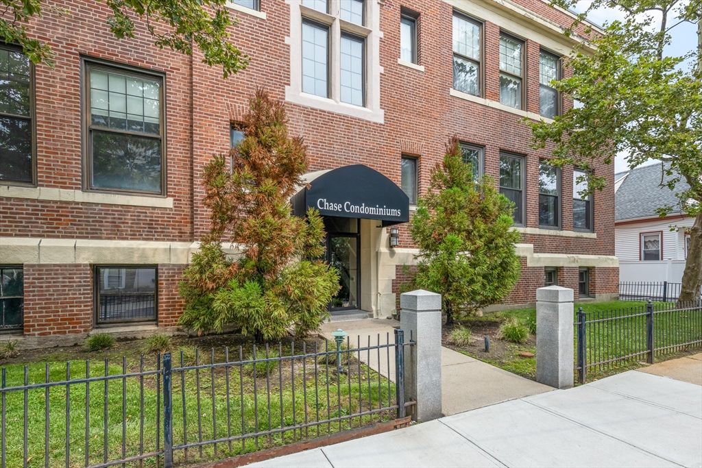 Exterior, Facade, Brick Facade, Rowhouse