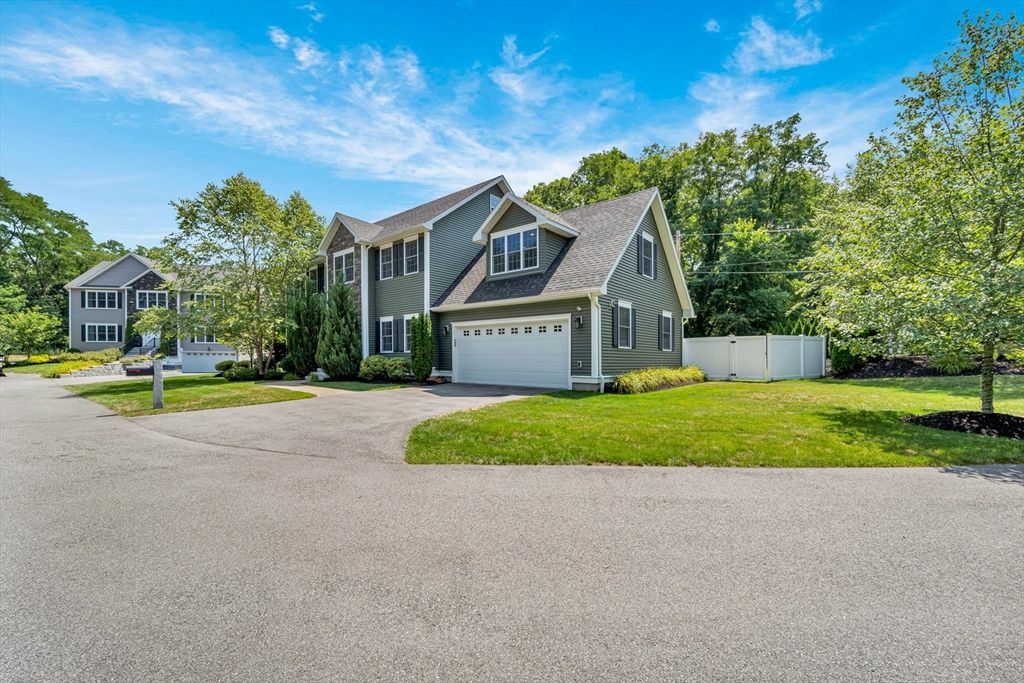 Attached, Exterior, Facade, Cape Cod