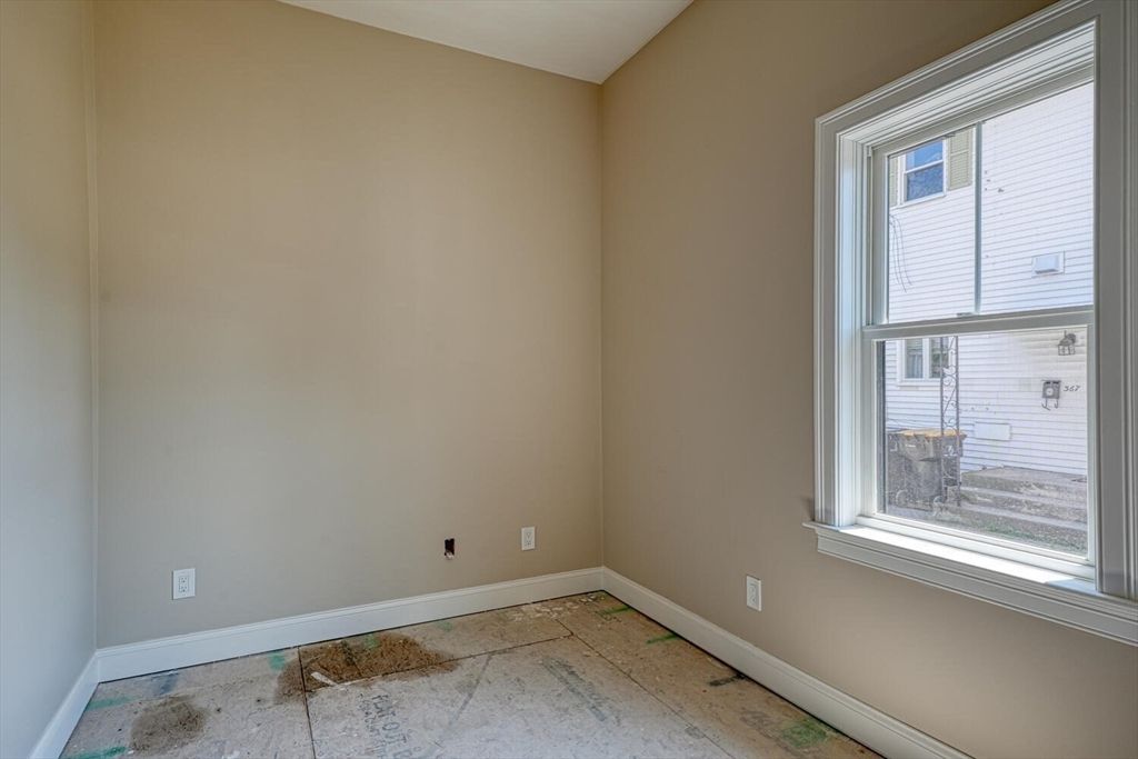 Empty room, Interior
