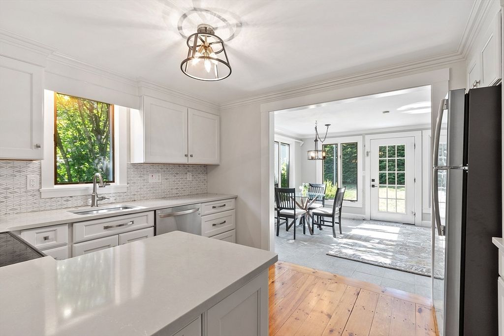 Dining room, Interior, Kitchen, Pendant Lights, Wood Texture Flooring