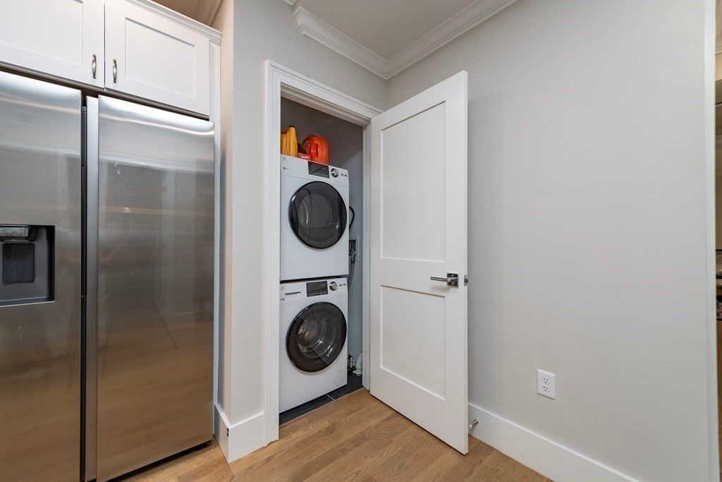 Interior, Utility Closets, Washer, Wood Texture Flooring