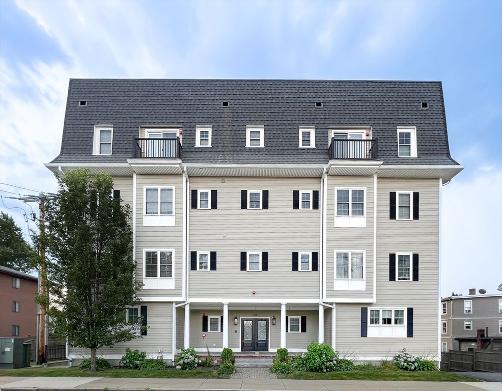 Exterior, Facade, Rowhouse