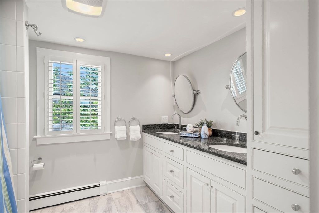 Bathroom, Dual Sink Vanities, Interior, Recessed Lighting
