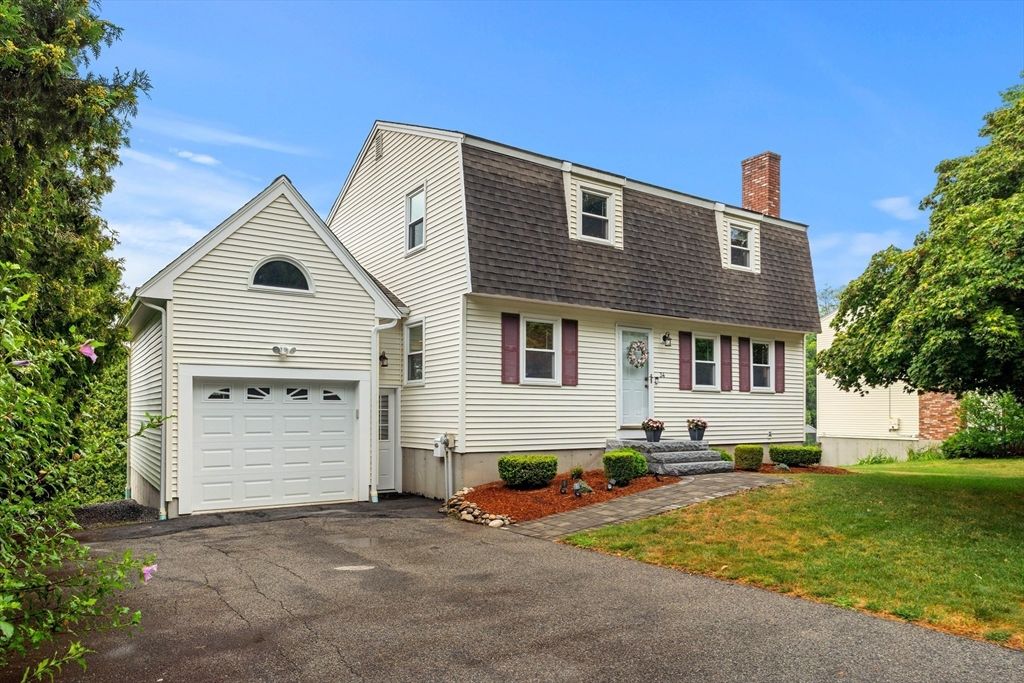 Attached, Exterior, Facade, Cape Cod