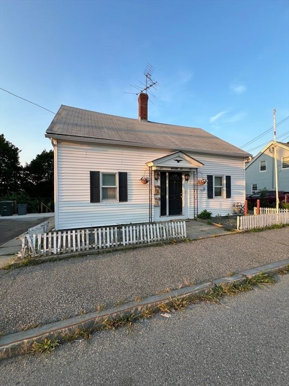 Exterior, Facade, Cape Cod