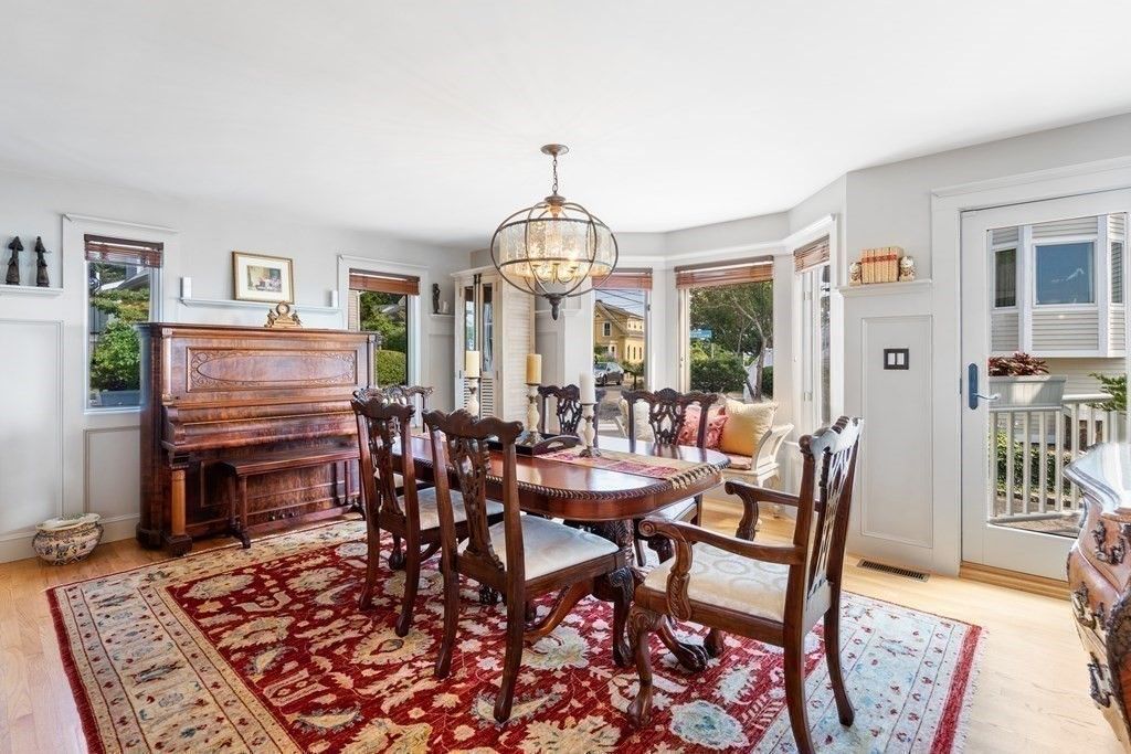 Chandelier, Dining room, Interior, Piano, Wood Texture Flooring